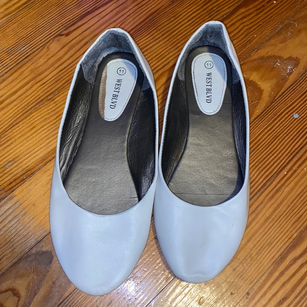 WHITE FLATS